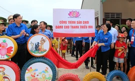 Thanh niên trao tặng sân chơi cho trẻ em nghèo Nghệ An