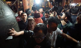 Chen nhau xoa tiền cầu may sau khai ấn đền Trần