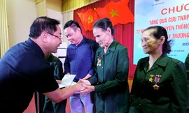 Trao 30 suất quà tặng cựu thanh niên xung phong tỉnh Yên Bái