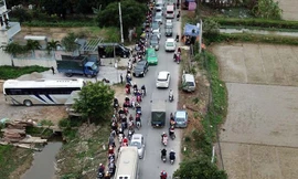 Cảnh xe cộ chen nhau 'nghẹt thở' đổ về chợ Viềng nhìn từ flycam 