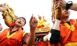 Về đền Sái xem chúa vung tiền, vua đi kiệu