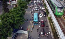 Cận cảnh đường Nguyễn Trãi sáng đầu tuần sau khi đặt 'lô cốt' rộng hàng trăm m2