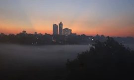 Hiện tượng sương khói mờ ảo lạ kỳ dưới cầu Long Biên