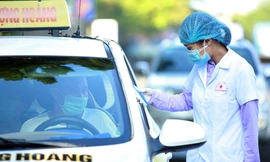 Test nhanh người có thân nhiệt cao bất thường tại điểm chốt trực COVID-19 Hà Nội