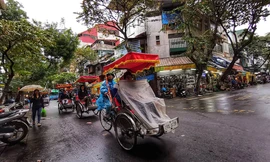 Người dân Hà Nội đốt lửa sưởi ấm ngày rét đậm