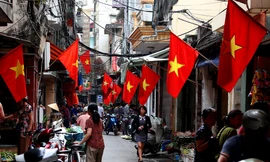 Phố phường Hà Nội rực rỡ cờ đỏ sao vàng mừng ngày thống nhất