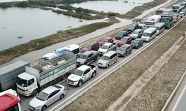 Nhìn từ trên cao cảnh đường Cát Bà ùn tắc khủng khiếp hàng km