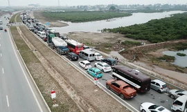 Cận cảnh tắc đường kinh hoàng nhiều giờ tại đường ra Cát Bà