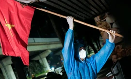 Dỡ phong toả ‘ổ dịch’ lớn nhất Hà Nội, người dân vui mừng trở về nhà trong đêm