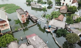 Toàn cảnh xã ngoại thành Hà Nội ngập sâu dưới nước nhìn từ Flycam