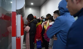 Cây ATM báo lỗi khi công nhân rồng rắn xếp hàng rút tiền ngày cuối năm