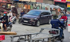 Hà Nội: Xe cộ như ‘làm xiếc’ trên 700m đường chậm tiến độ