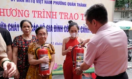 Hà Nội: Tặng hàng trăm bình chữa cháy cho người dân trước mùa nguy cơ cháy nổ cao