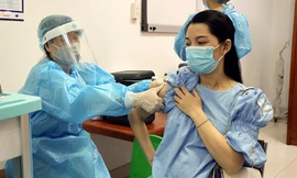 Cận cảnh quy trình hơn 1.000 thai phụ tại Hà Nội xếp hàng tiêm vắc xin ngừa COVID-19