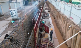 Nhìn từ trên cao tuyến đê bị Hà Nội yêu cầu đắp lại để phòng, chống lũ