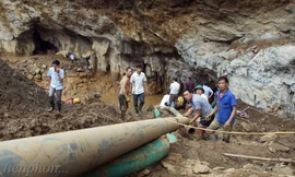 Nỗ lực tìm 2 nạn nhân đào vàng mắc kẹt trong hang sâu ở Hòa Bình