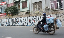 Cả đoạn đường hơn 300 tỷ đồng ở Hà Nội bị vẽ bẩn khi mới đưa vào sử dụng