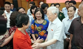 Chùm ảnh: Tổng Bí thư tiếp xúc cử tri đơn vị bầu cử số 1