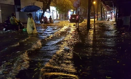 Phố biến thành sông, cuộc sống người dân phố cổ đảo lộn sau cơn mưa