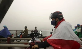 Hà Nội ngập trong sương mù, giao thông đi lại khó khăn