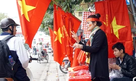 Băng rôn, cờ đỏ cổ vũ U23 Việt Nam bán ngập phố Hà Nội