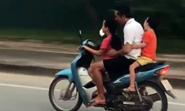 Sốc với bé gái điều khiển xe máy 'kẹp 3' phi như bay trên đường