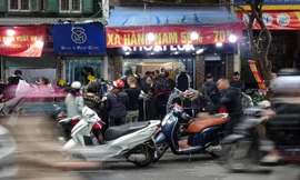 Đổ xô mua hàng thời trang 'giảm giá bom tấn' cuối năm