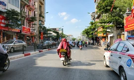 Người Hà thành trùm chăn ra đường giữa 'chảo lửa' mùa hè