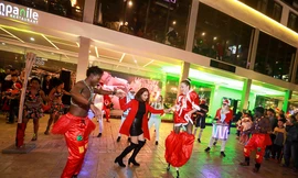 Ái Phương xinh đẹp, quậy tưng bừng dưới mưa đón Giáng sinh