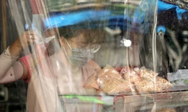 Chợ dân sinh ở Hà Nội quây ni lông, bán hàng không chạm để phòng dịch