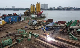 Hàng trăm công nhân hối hả trên đại công trường 2.500 tỷ đồng ở Hà Nội