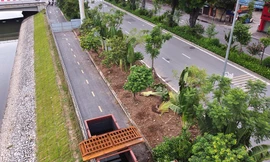 Đường đi bộ đẹp như mơ bên sông Tô Lịch 'bị cày xới' để thực hiện dự án thoát nước thải