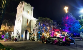 Một số nhà thờ dựng rào ngăn tụ tập, người dân Thủ đô đón Giáng sinh đáng nhớ 'mùa COVID'