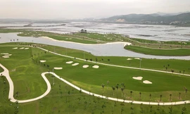 Sân Golf Tuần Châu ven biển tuyệt đẹp đánh được cả ngày lẫn đêm