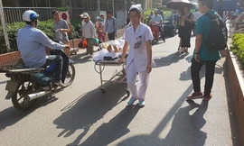 Ghé thăm những bệnh viện ở Hà Nội ngày nắng nóng như đổ lửa