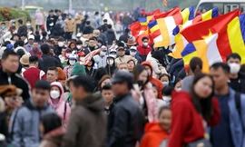 Hàng vạn người về chùa Tam Chúc du xuân, lễ Phật