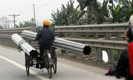 Kinh hãi với xe tự chế chở hàng cồng kềnh trên phố