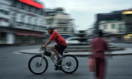 Sáng sớm Hà Nội giữa đợt nắng nóng kỷ lục