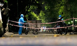 Những 'chiến sĩ' xung phong vào khu phong tỏa để giữ đường phố Thủ đô xanh, sạch