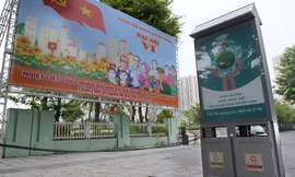 Thùng rác có mái che, tự sáng đèn trong đêm ở Hà Nội