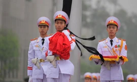 Treo cờ rủ Quốc tang đồng chí Khamtay Siphandone - Nguyên Chủ tịch nước CHDCND Lào