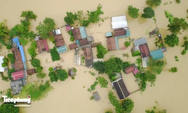 Thôn xóm chìm trong biển nước sau sự cố nước tràn đê ở Hà Nội