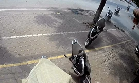 Xe máy 'bỏ rơi Ninja' chạy trăm mét không có người lái