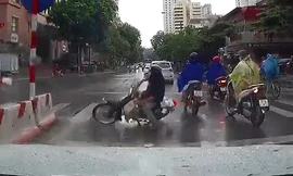 Thót tim với xe máy phanh gấp trượt trước đầu ôtô ở Hà Nội