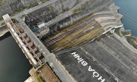 Hồ chứa cạn nhất 30 năm qua, Thủy điện Hòa Bình thấp thỏm chờ nước