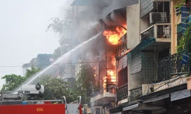 Cháy nhà ở phố Hàng Ngang, dân phố cổ náo loạn