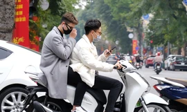 Du xuân chơi Tết, nhiều người dân 'quên' đội mũ bảo hiểm, không đeo khẩu trang