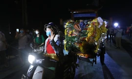 Người dân Hạ Lôi chở hoa đi bán trong đêm ngay khi lệnh cách ly được dỡ bỏ