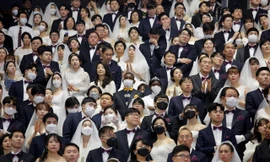 Đám cưới tập thể ở Hàn Quốc thu hút hàng ngàn người bất chấp nỗi sợ corona