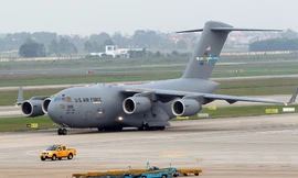 Tận thấy cảnh hạ, cất cánh của 'Ngựa thồ' C-17 ở sân bay Nội Bài